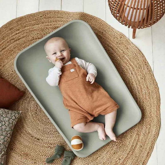 Leander - Previjalna podloga Matty™ Sage Green