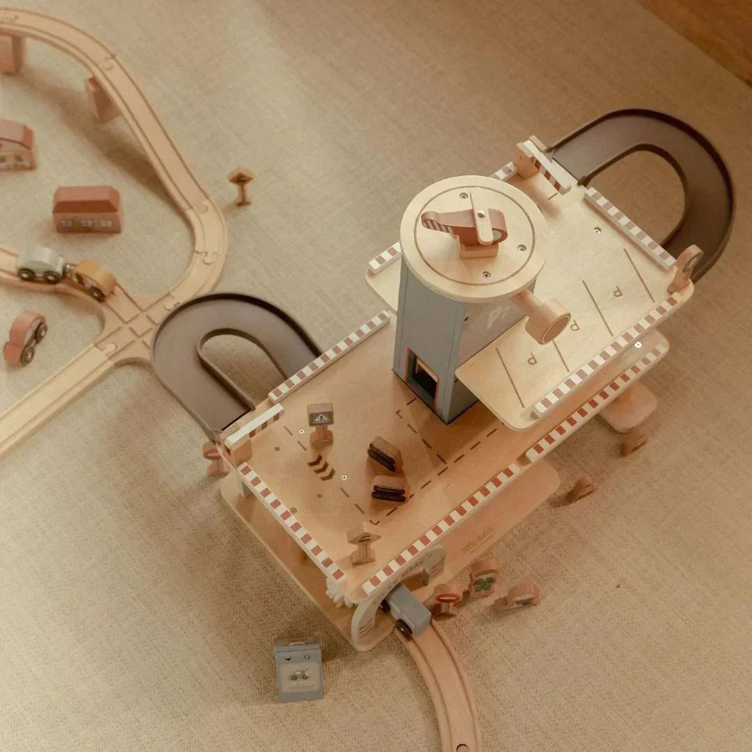 Little Dutch - Lesena garaža za železniško progo