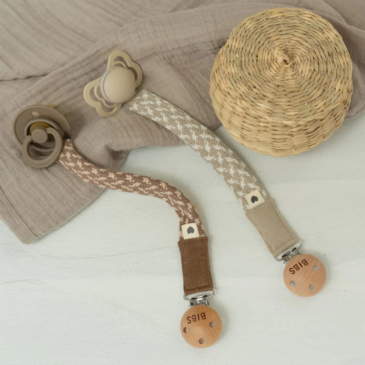 BIBS - Priponka za dudo - Dark Oak/Vanilla