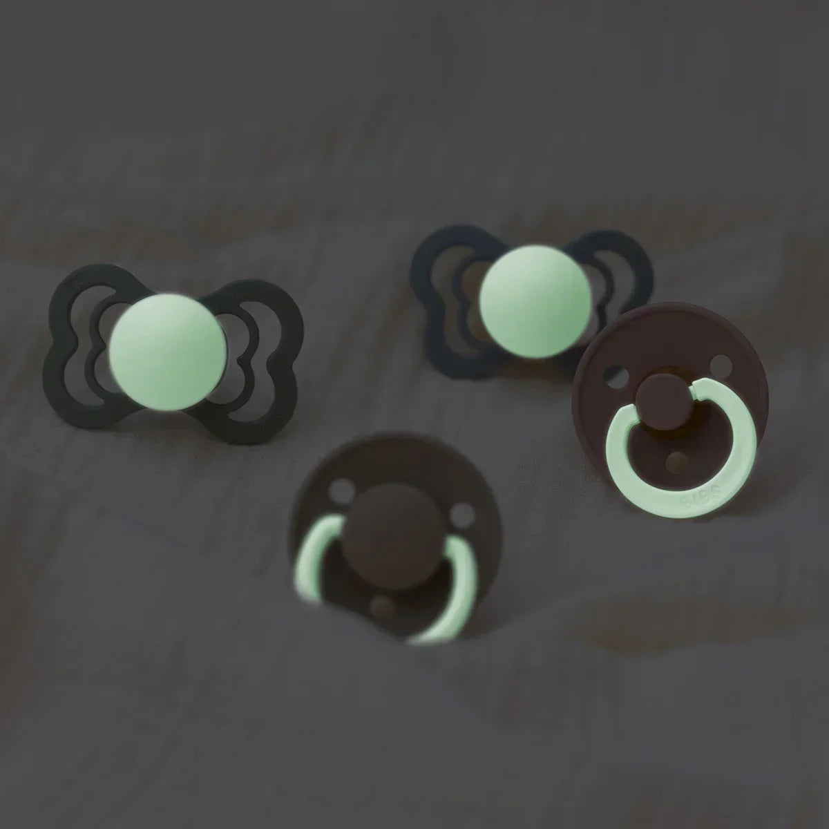 BIBS - Okrogla duda Colour nočna, lateks - Iron/Baby Blue Glow