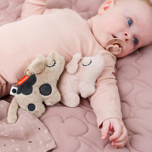 Done by Deer - Šumeča ropotuljica Pigee - Powder - DBD4353851 Luxbaby