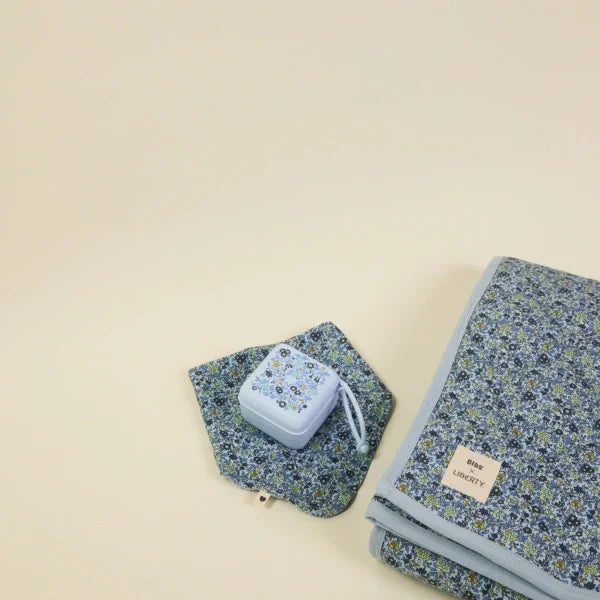 BIBS x Liberty – Prešita odeja – Chamomile Lawn Baby Blue - 942612231 Luxbaby