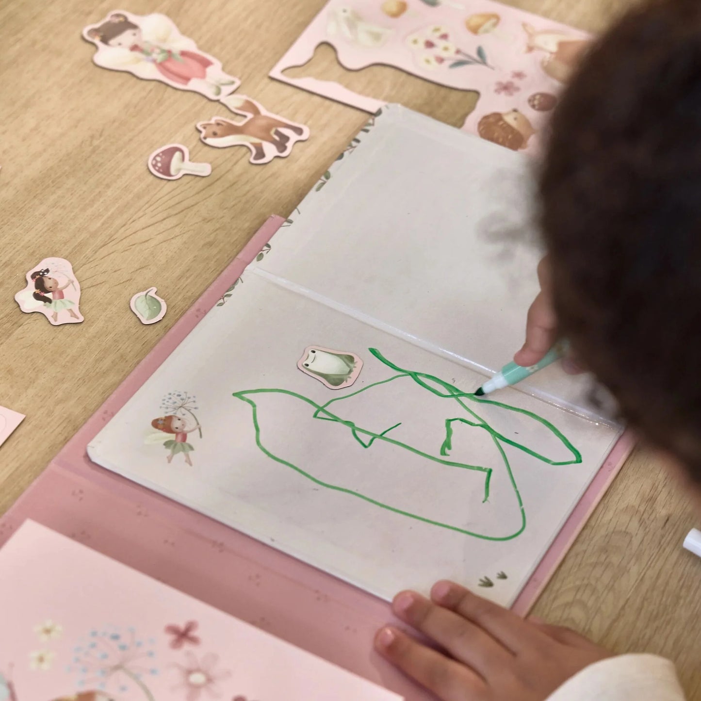 Little Dutch - Magnetna knjiga aktivnosti - Rosa in čarobni vrt