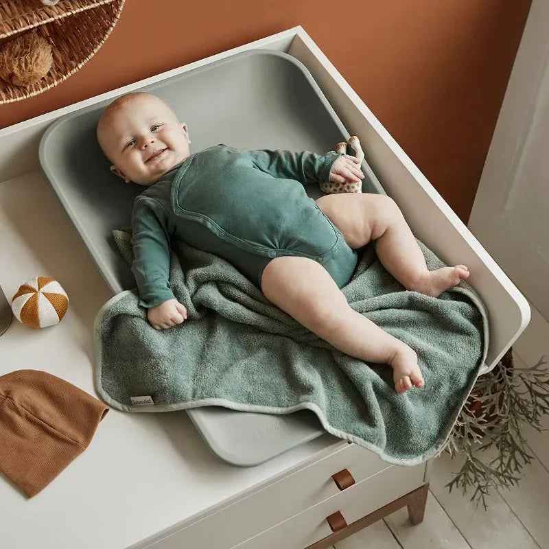 Leander - Previjalna podloga Matty™ Sage Green