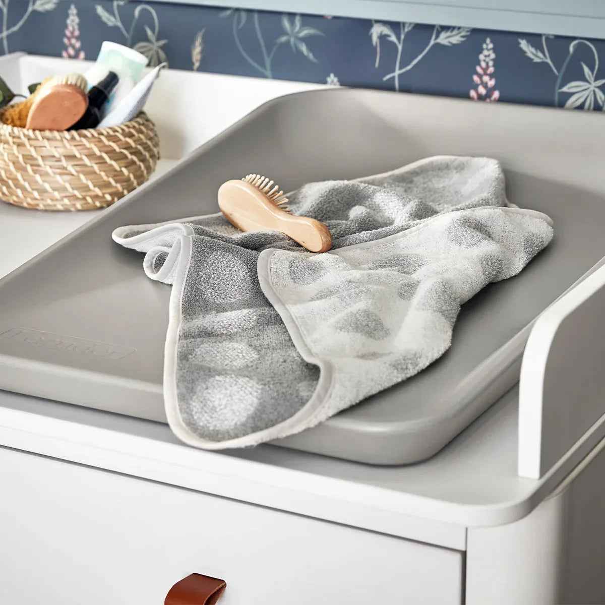 Leander - Previjalna podloga Matty™ Pearl Grey