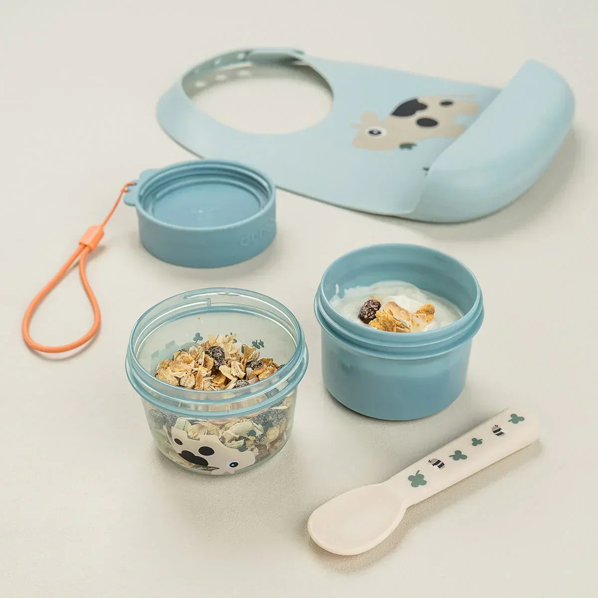 Done by Deer - To go snack container S Tiny Farm - Blue