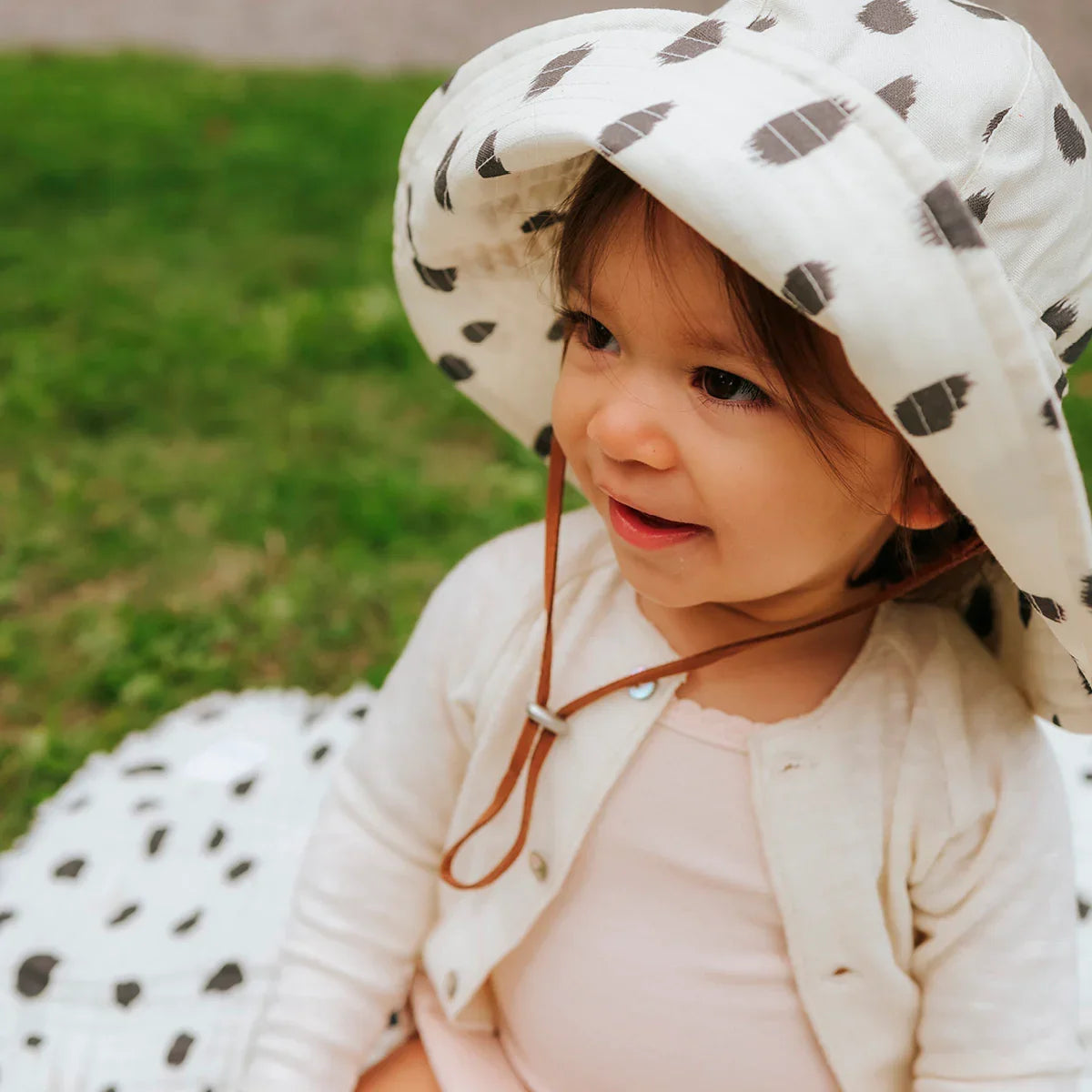 Elodie - Klobuček z UV zaščito - Dalmatian Dots Grande - Luxbaby