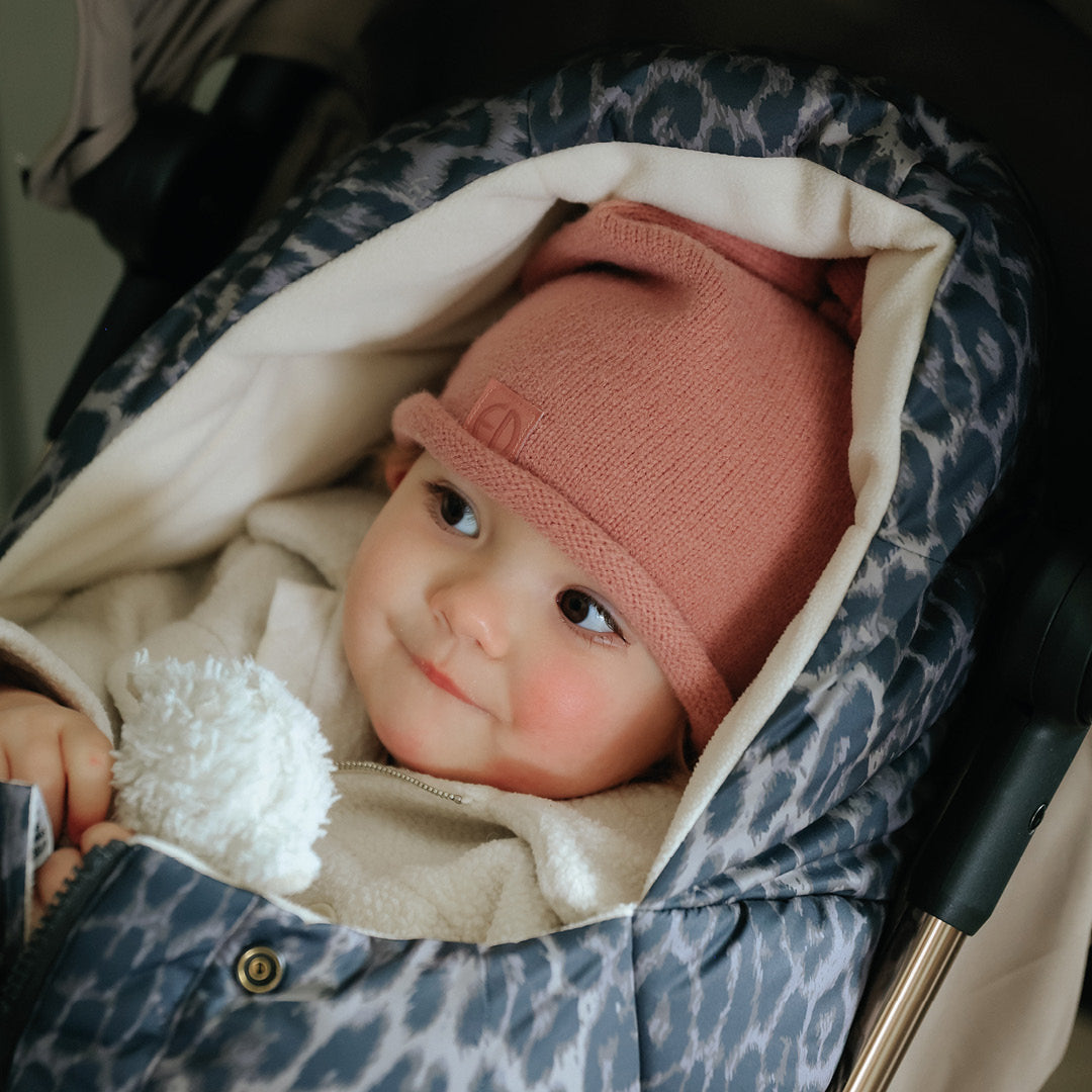 Elodie - Mehka pletena zimska kapa - Rosy Bow