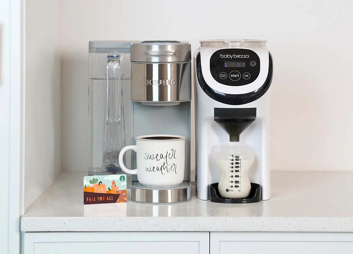 Aparat Baby Brezza pripravlja mlečno formulo v steklenički na kuhinjskem pultu.