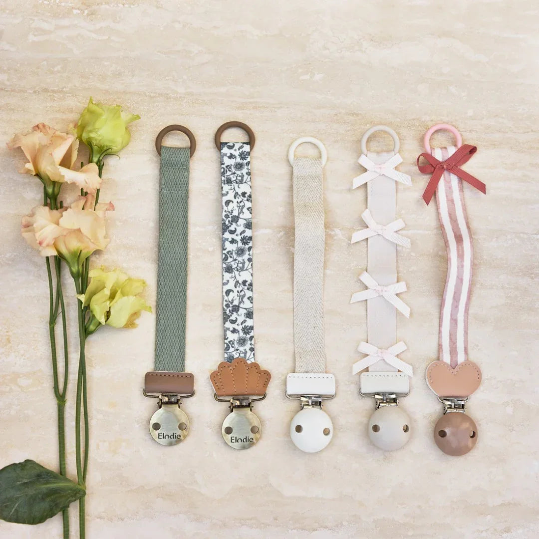 Elodie - Lesena priponka za dudo - All About Bows