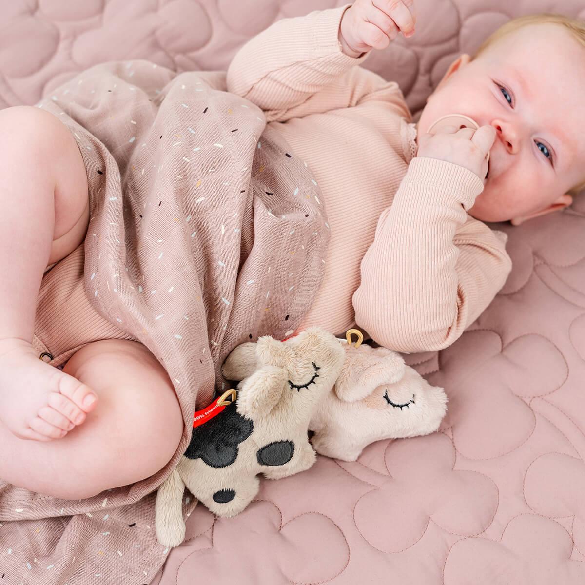 Done by Deer - Šumeča ropotuljica Dotti - Sand