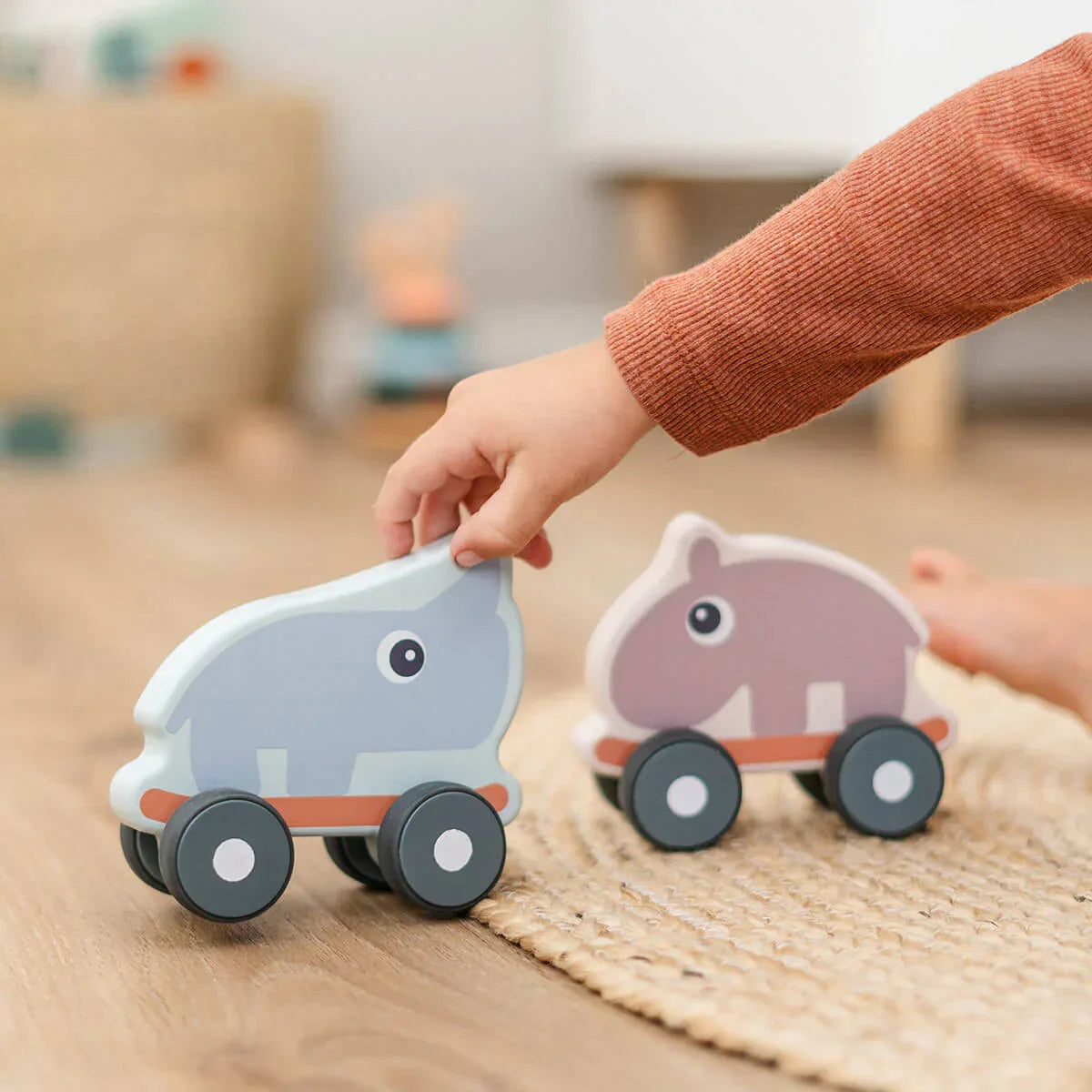 Done by Deer - Lesena igračka Ozzo - Powder - DBD4954211 Luxbaby