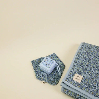 BIBS x Liberty – Prešita odeja – Chamomile Lawn Baby Blue - 942612231 Luxbaby